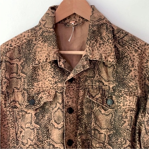 Free‎ People Snake Trucker Jacket in Brown Size Small Button Up Pockets - Picture 3 of 9